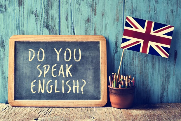 「DO YOU SPEAK ENGLISH ?」と書かれた黒板