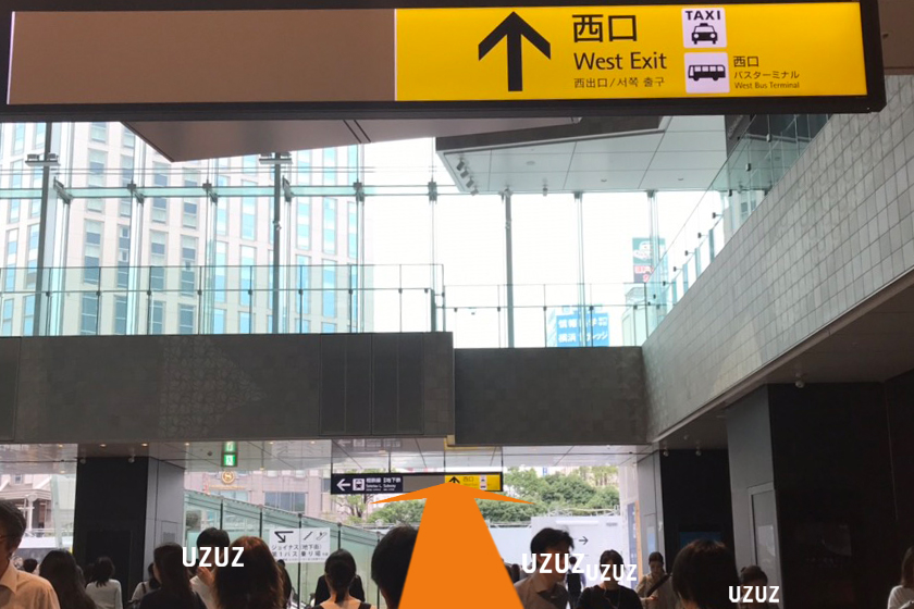 JR線「横浜駅」の西口に向かいます